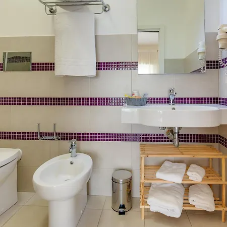 Porta Di Ponente - - Centro Storico - Parcheggio Bici E Moto Gratuito